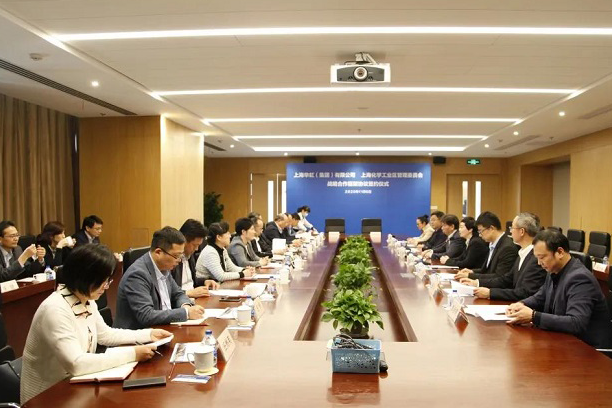 華虹集團(tuán)與上?；^(qū)開展“四史”學(xué)習(xí)教育暨戰(zhàn)略合作框架協(xié)議簽約儀式